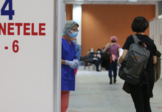Numărul angajaților din sistemul preuniversitar care vor să se vaccineze anti-COVID a ajuns la 50%
