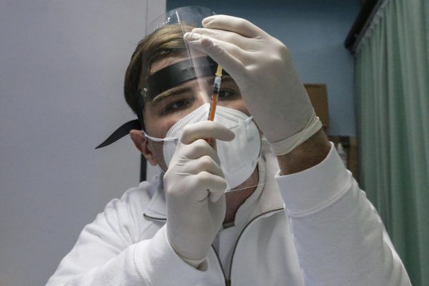 Marea Britanie a început luni imunizarea cu vaccinul AstraZeneca. Când va ajunge acesta în România și cum se compară cu vaccinul Pfizer