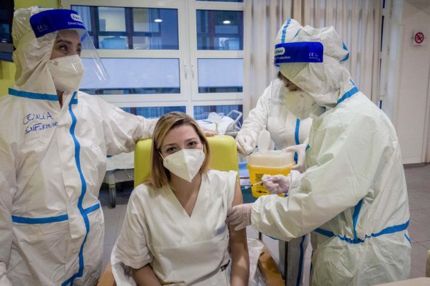 Vaccinul AstraZeneca ar putea fi autorizat în UE doar pentru persoanele sub 65 de ani. Ce impact ar avea decizia asupra campaniilor de imunizare