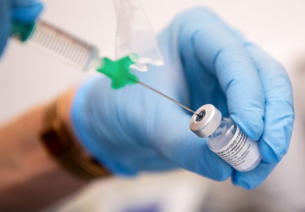 Vaccinul Pfizer ar putea să nu ofere protecție anti-Covid dacă a doua doză este întârziată, avertizează producătorii