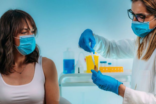 Cum explică medicul din Rădăuți amendat de Ministerul Sănătății vaccinarea persoanelor care au sărit peste rând. „După ce am luat amendă, am casat vaccinurile”