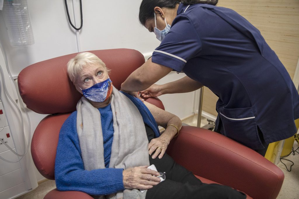 Ce se întâmplă când un pacient primește un vaccin anti-COVID pentru care nu s-a respectat lanțul de frig. Explicațiile medicilor