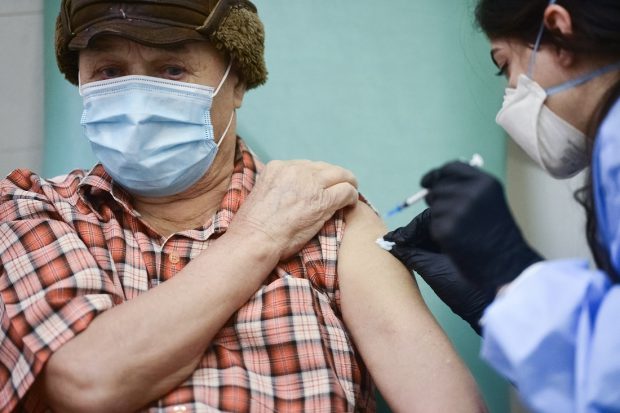 Platforma de programări pentru vaccinarea anti-COVID va fi modificată. Vârstnicii și persoanele vulnerabile vor avea prioritate la imunizare