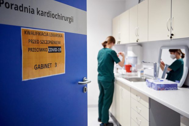 Scandal în Polonia, după ce mai multe celebrități s-au vaccinat anti-Covid înaintea cadrelor medicale