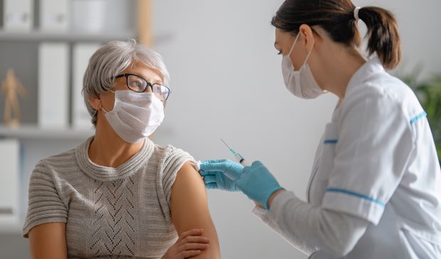 Mai mulți beneficiari decât angajați din centrele rezidențiale de stat vor să se vaccineze anti-COVID în etapa a doua