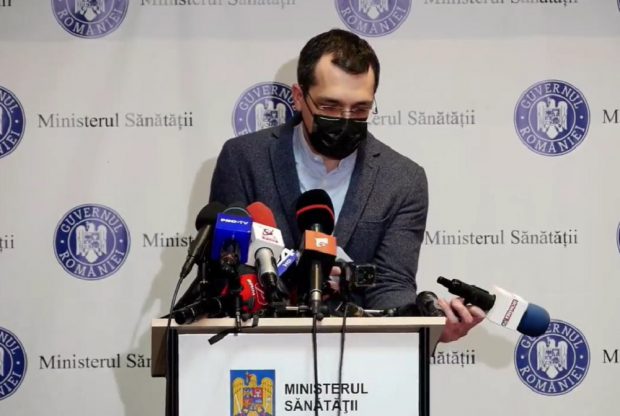 VIDEO | Vlad Voiculescu, conferință de presă cu probleme. Ministrul sănătății a dărâmat microfoanele televiziunilor. „Nu a fost cu intenție”