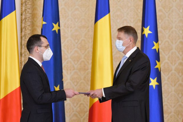 Un jurnalist atacă autoritățile și avertizează, folosind opiniile experților, că vom eșua dacă nu vaccinăm mult până la vară