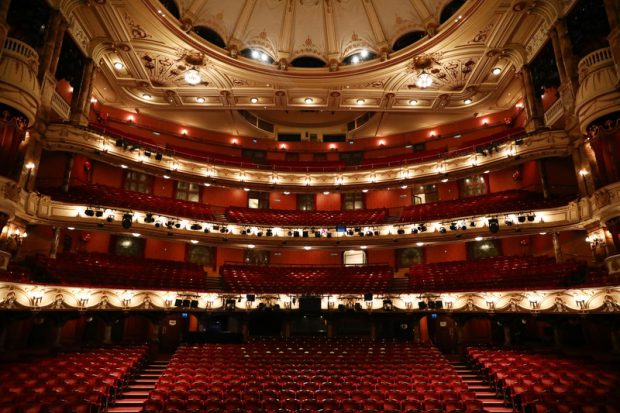 Cântăreții de la Opera Națională Engleză îi ajută să respire pe pacienții cu COVID-19 care au simptome pe timp îndelungat