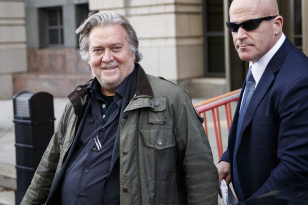 În ultimele ore la Casa Albă, Donald Trump i-a grațiat pe fostul său consilier Steve Bannon și pe raperii Lil Wayne și Kodak Black