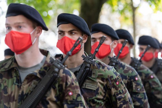 Elveția experimentează serviciul militar de acasă, din cauza pandemiei. ”Este soluția ideală”