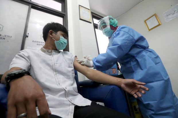 Indonezia alege să ofere prioritate adulților care muncesc, în locul bătrânilor, în campania de vaccinare anti-COVID