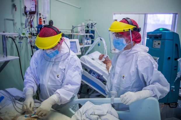 Studiu: Angajații din domeniul medical care au avut COVID pot dezvolta imunitate de cel puțin 5 luni