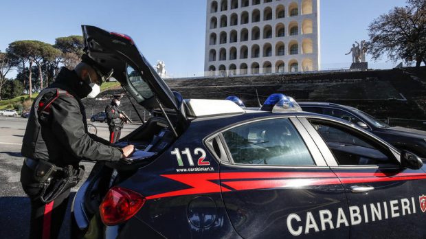 Un hoț român care a jefuit un magazin de parfumuri din Italia a fost prins pentru că și-a uitat telefonul mobil pe un raft