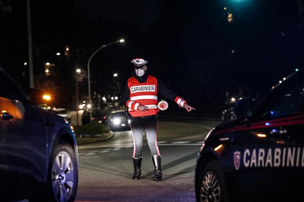 Dragoste mare: Un român a fost amendat cu 400 de euro, în Italia, după ce mers 11 kilometri pe jos, în toiul nopții, să-și întâlnească iubita