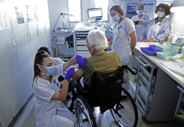 Sute de centre de vaccinare vor fi deschise în Franța în săptămânile viitoare