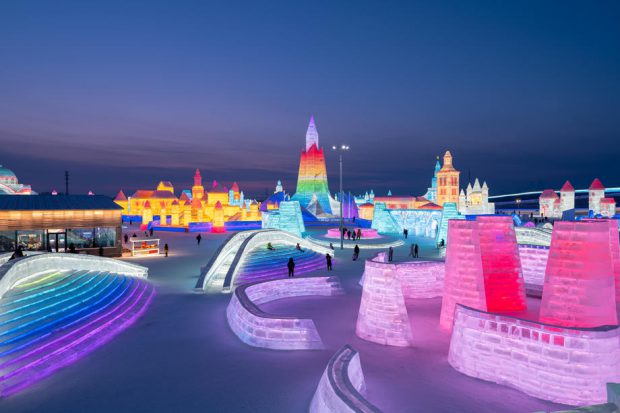 VIDEO | Imagini spectaculoase cu un oraș de zăpadă și gheață din China