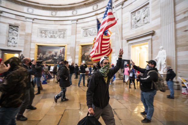 LIVE VIDEO | Haos la Washington! Trupele SWAT au eliberat clădirea Capitoliului de vandali. Aleșii anunță că vor relua procedura de validare a alegerilor, întreruptă de proteste