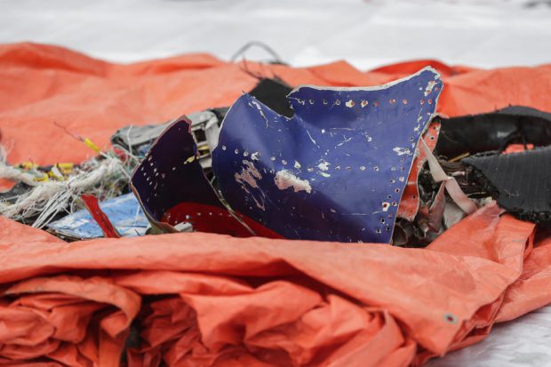 Rămășițe ale avionului dispărut în Indonezia au fost găsite de autorități. Mai mulți pescari, martori ai tragediei: „Am auzit o explozie puternică”