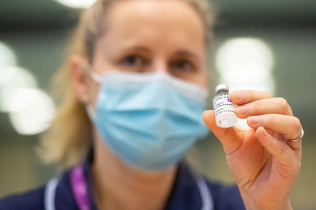 AstraZeneca a cerut Agenției Europene a Medicamentului aprobarea pentru vaccinul anti-COVID. Solicitarea, analizată în regim de urgență
