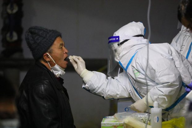 Primul deces provocat de coronavirus în China după 8 luni. Experții OMS au ajuns la Wuhan