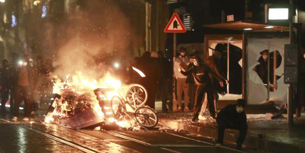 Protest violent în Belgia, după ce un tânăr de culoare, aflat în custodia poliției, a murit. Mașina regelui, lovită cu pietre