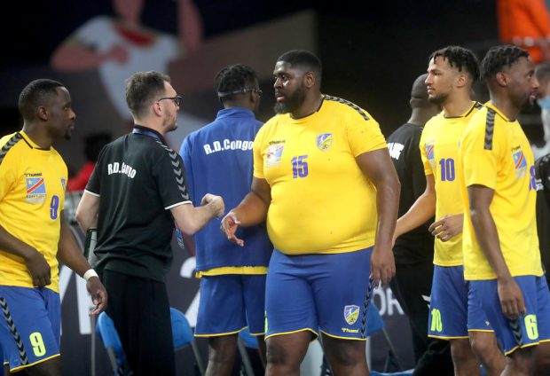 I se spune ”Buldozerul”. Pivotul congolez Gauthier Mvumbi este cel mai ”greu” jucător din istoria Mondialelor de handbal. Cât cântărește