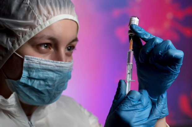 „Purtați-vă ca și cum nu v-ati vaccinat”. Sfaturile experților pentru perioada dintre prima doză de ser și rapel