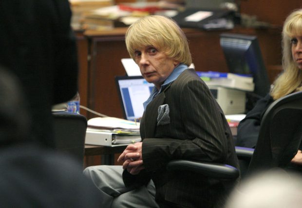 Phil Spector, care a produs albumul ”Let It Be” al formaţiei The Beatles, a murit în timp ce ispăşea o pedeapsă pentru crimă
