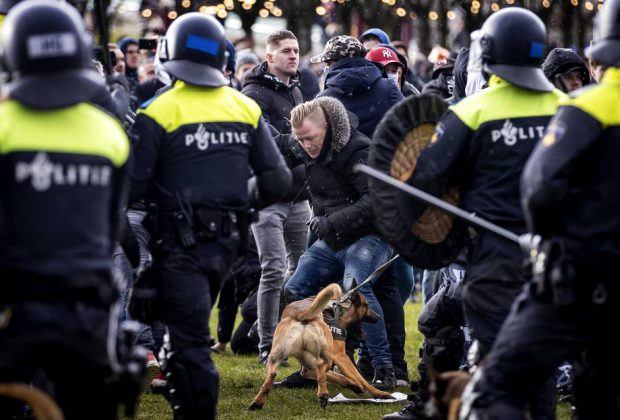 VIDEO | Protest anti-lockdown la Amsterdam. Poliția a folosit tunuri cu apă pentru a-i dispersa pe participanți