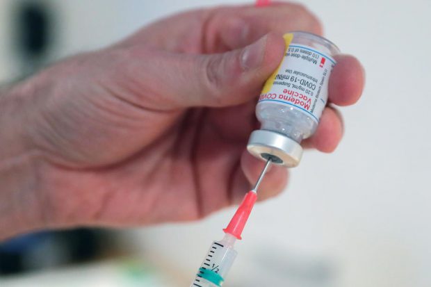 Dozele de vaccin anti-COVID-19 de la Moderna stau nefolosite în depozit. Explicațiile premierului