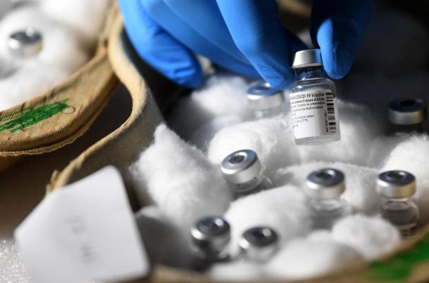 UE vrea să oblige „prin mijloace legale” producătorii de vaccinuri anti-COVID să respecte contractele de aprovizionare