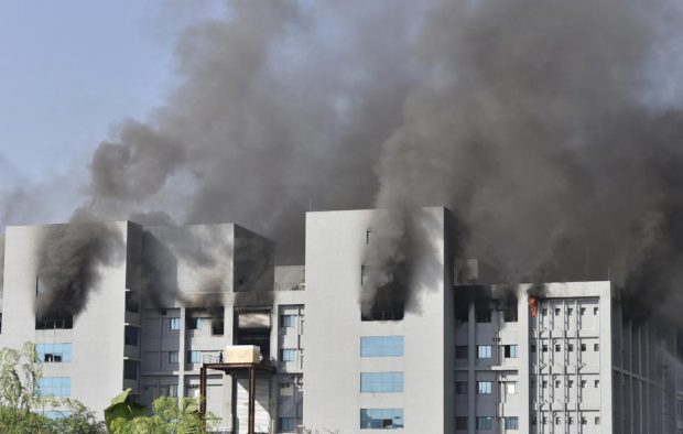 VIDEO | Incendiu la cea mai mare fabrică de vaccinuri din lume. Cinci persoane şi-au pierdut viaţa. Producția de seruri anti-COVID nu a fost afectată
