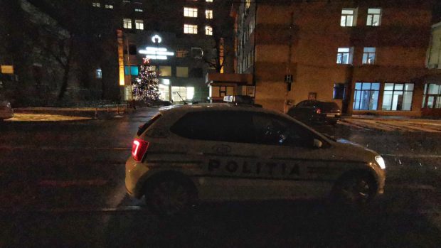 Naștere cu emoții în toiul nopții. O gravidă din Iași a ajuns la maternitate cu escortă de la Poliție