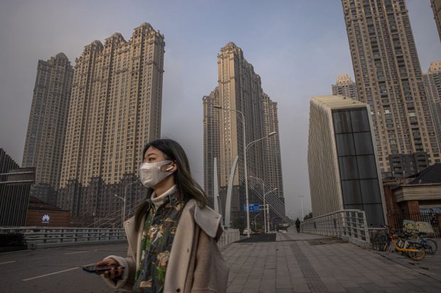 Familiile victimelor COVID din Wuhan spun că oficialii chinezi le reduc la tăcere, în timpul vizitei anchetatorilor OMS în oraș