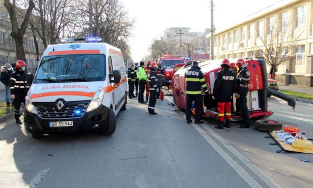 VIDEO | O autospecială SMURD s-a răsturnat în centrul Brăilei, după ce a fost lovită de un autoturism. Două persoane au ajuns la spital