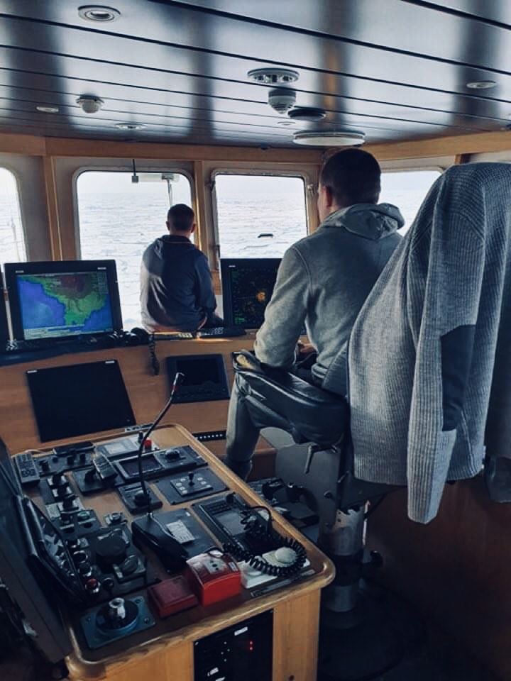 VIDEO | Cum a ajuns un tânăr basarabean să pescuiască crabi în Marea Barents, deasupra Cercului Polar. „Am lucrat pe trei nave și fiecare avea români‟