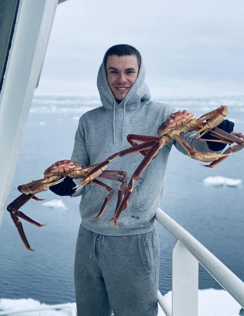 VIDEO | Cum a ajuns un tânăr basarabean să pescuiască crabi în Marea Barents, deasupra Cercului Polar. „Am lucrat pe trei nave și fiecare avea români‟