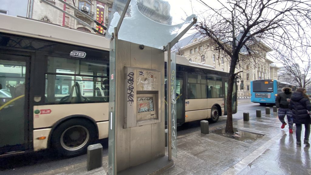 De 9 ani, chioșcurile informative de 400.000 de euro, care au funcționat doar câteva luni, zac vandalizate și inutile în centrul Bucureștiului