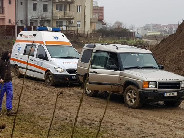 Ambulanță blocată în noroi, în cartierul Henri Coandă din București. SABIF: „Am redirecționat altă salvare, a ajuns în 5 minute”