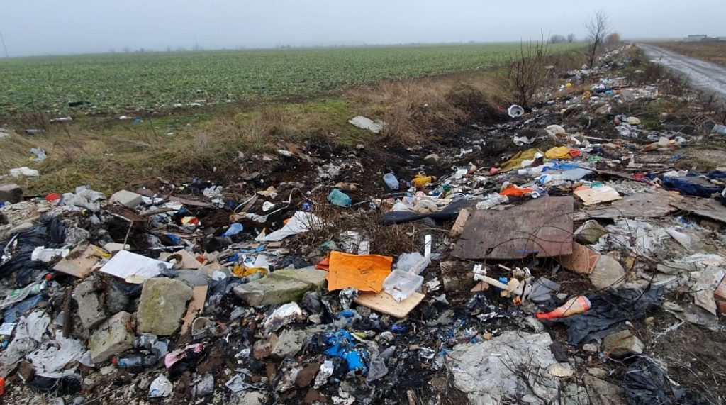 Disperați că deșeurile din Ilfov nu au fost ridicate după control, localnicii apelează la muncitorii de pe câmp. „Ne roagă să luăm numerele mașinilor care aruncă gunoaie”