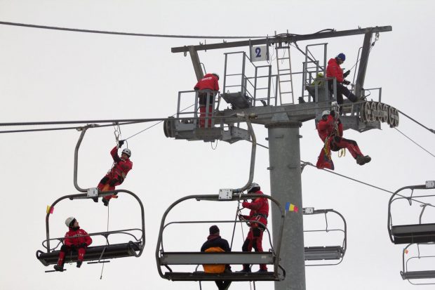 Mai mulți turiști au rămas blocați într-un telescaun în Maramureș. Au intervenit salvamontiștii