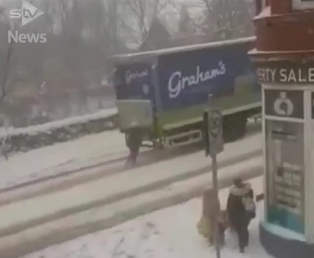 VIDEO | Imagini virale. O femeie din Scoția, surprinsă în timp ce împinge un TIR la deal