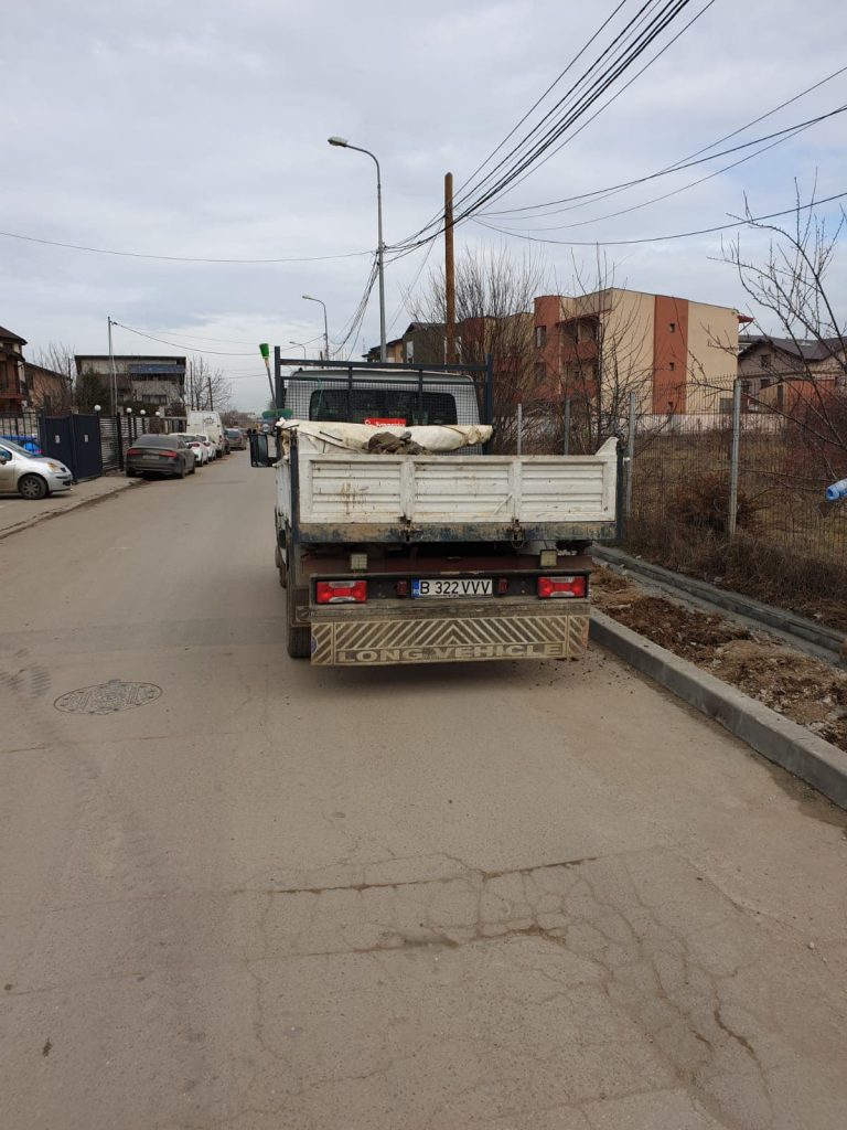 VIDEO EXCLUSIV | Resturi de trotuar și borduri vechi din sectorul 3, aruncate pe câmp și pe un teren viran. Negoiță: „Cine a făcut asta e un prost”