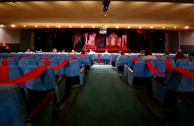 În căutarea curajului pierdut  în pandemie al unui spectator de teatru. Câteva întrebări aproape retorice pentru regizori, actori, scenografi