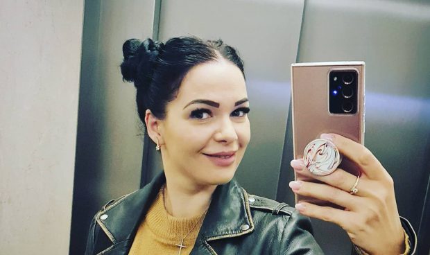 Deea Maxer a fost criticată pentru felul în care arată și numită „mamă grasă”. Cum s-a transformat artista după ce a slăbit. „Sunt pe drumul cel bun”