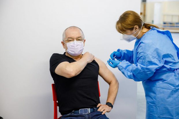 Emil Boc s-a vaccinat împotriva COVID cu AstraZeneca: „Totul Ok. Recomand tututor să se vaccineze”