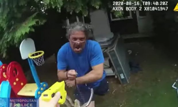 Un român din Marea Britanie, condamnat la aproape 4 ani de închisoare, după ce a atacat o polițistă cu un pix