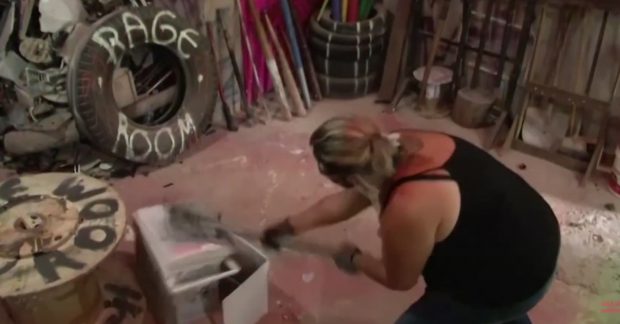 VIDEO | „Rage Room”, locul unde oameni din Brazilia sparg diverse obiecte pentru a scăpa de nervi. Cât costă o astfel de experiență