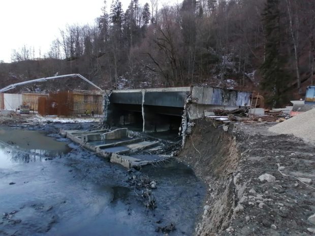 Poluare pe râul Prahova, după ce peretele unei stații de epurare din Sinaia s-a prăbușit, iar dejecțiile au ajuns în apă