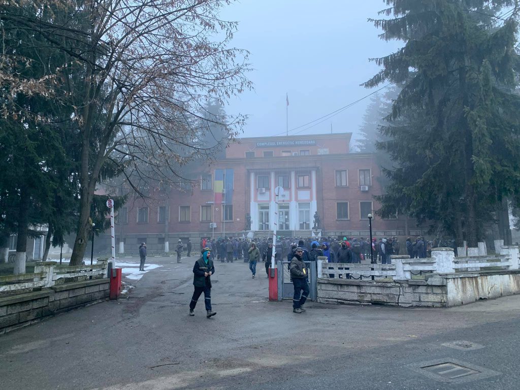 Protest în faţa Complexului Energetic Hunedoara. Minerii blocaţi în subteran la Lupeni ameninţă cu greva foamei